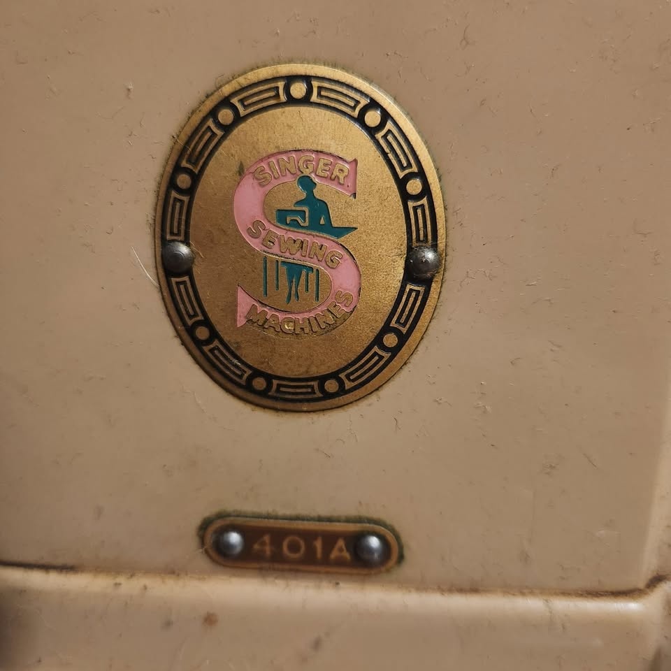 Vintage 1950s 1960s Singer 401A Sewing Machine - photo 2