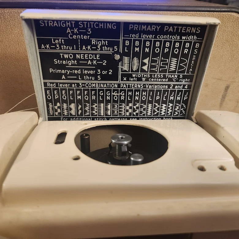 Vintage 1950s 1960s Singer 401A Sewing Machine - photo 3