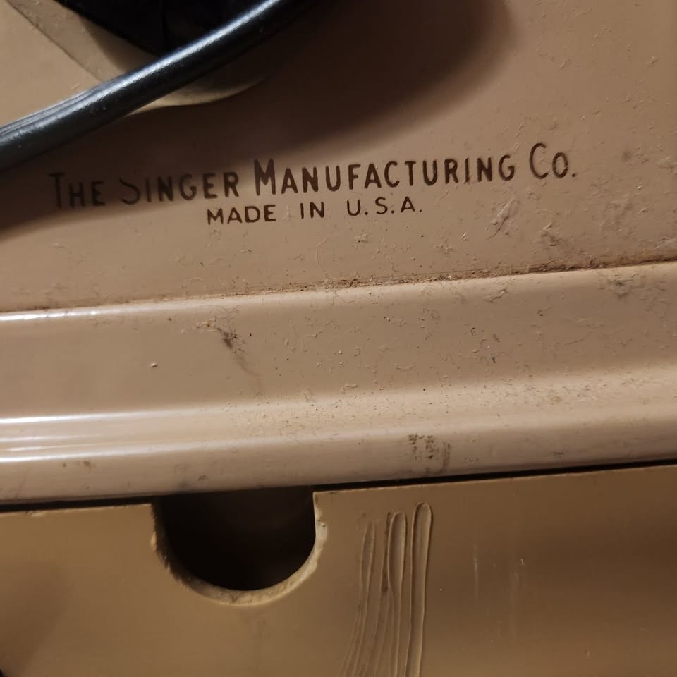 Vintage 1950s 1960s Singer 401A Sewing Machine - photo 4