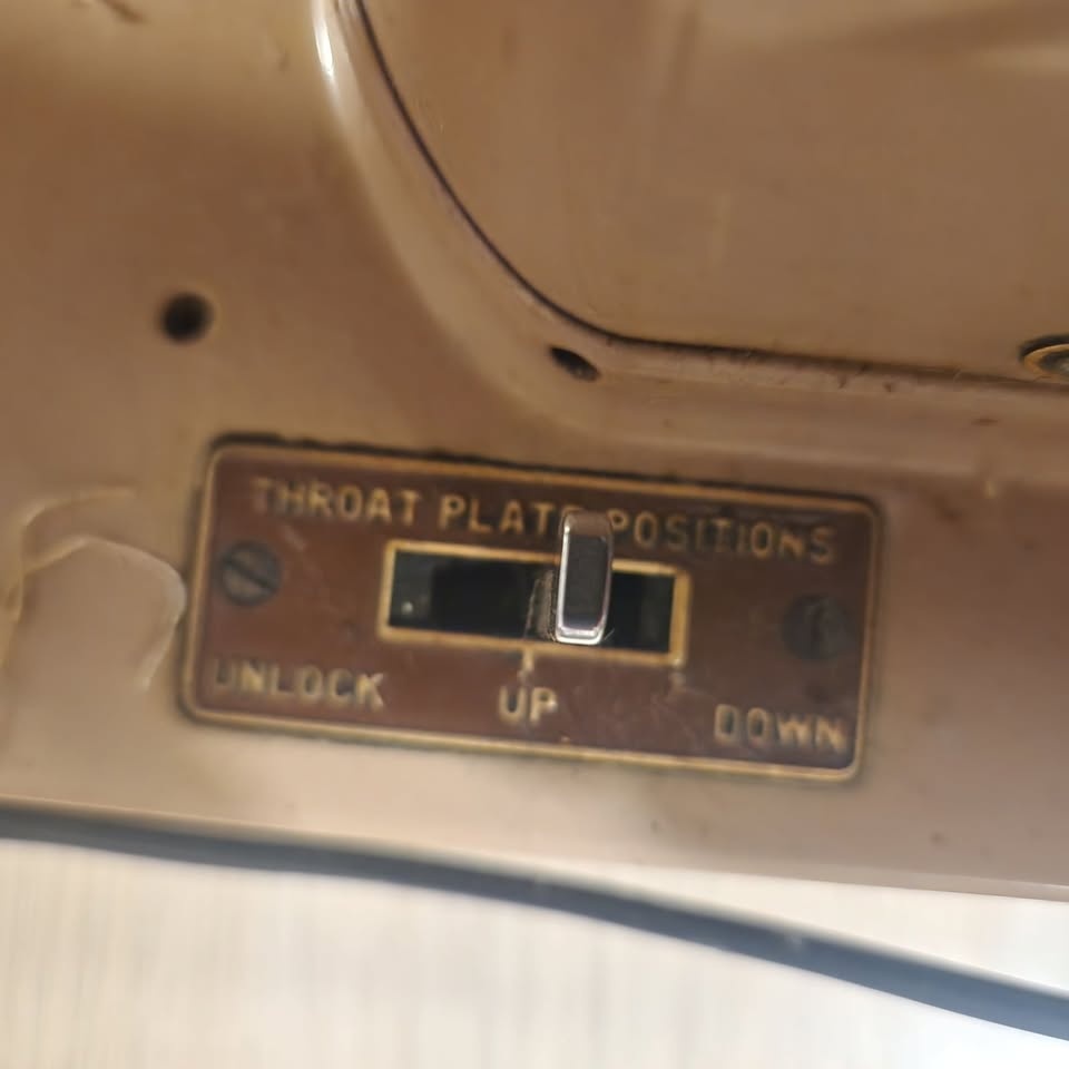 Vintage 1950s 1960s Singer 401A Sewing Machine - photo 5