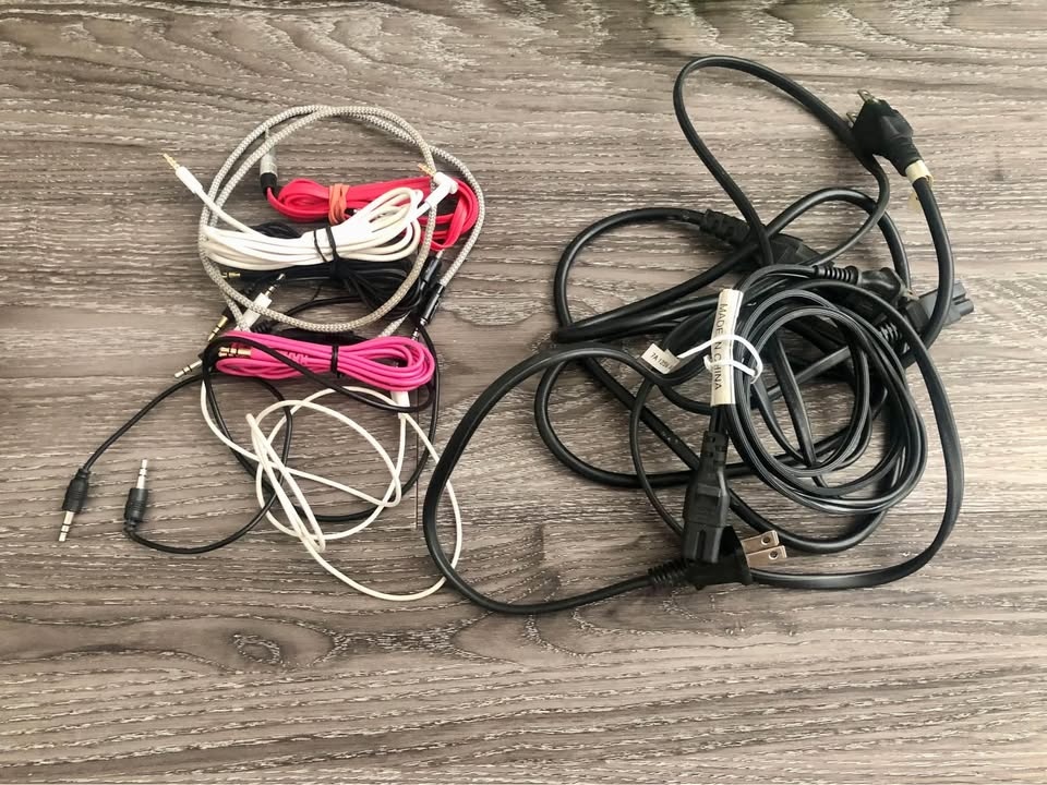 Various USB plugs, phone cables, AUX & power cords - photo 2