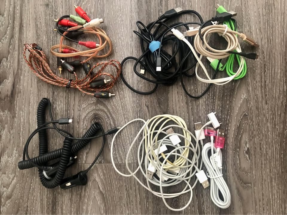 Various USB plugs, phone cables, AUX & power cords - photo 3
