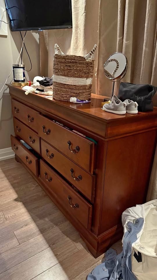 Solid Wood Wooden Dresser with 6 Drawers