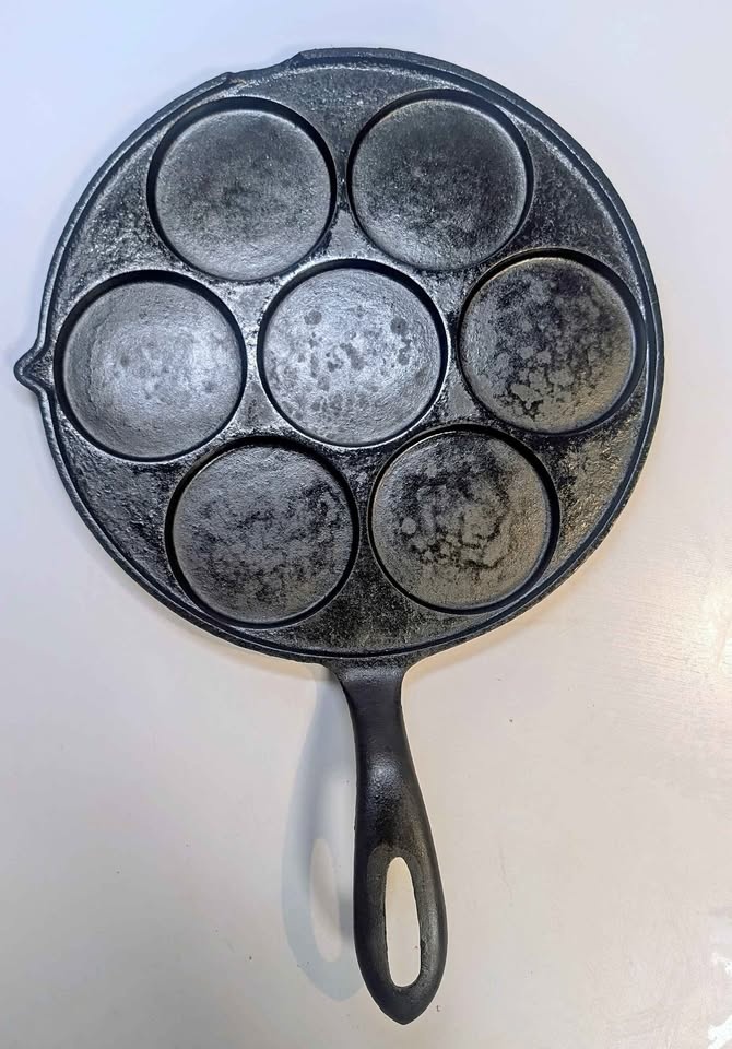 Griswold Sandvik Cast Iron Plett Pan - Cleaned & Seasoned