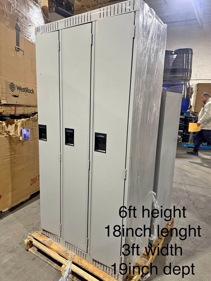 Heavy-Duty Metal Locker – MUST GO
