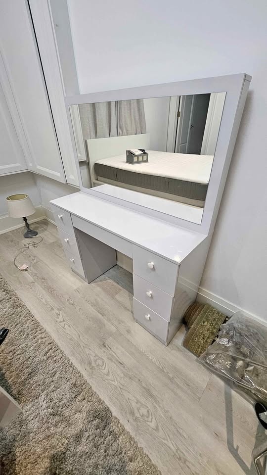 Make Up Desk with Mirror