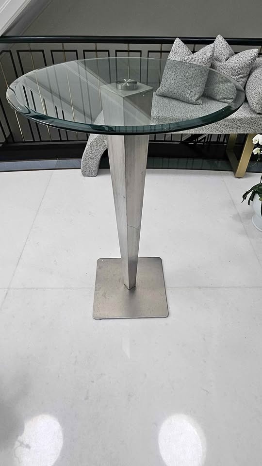 Julia Bar Table