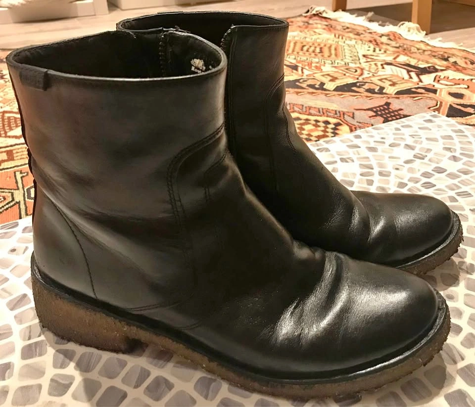 S:8 Women ROOTS Black leather boots - Rubber sole