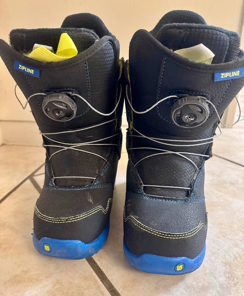 Excellent condition Burton snowboard boots size US4 BOA system