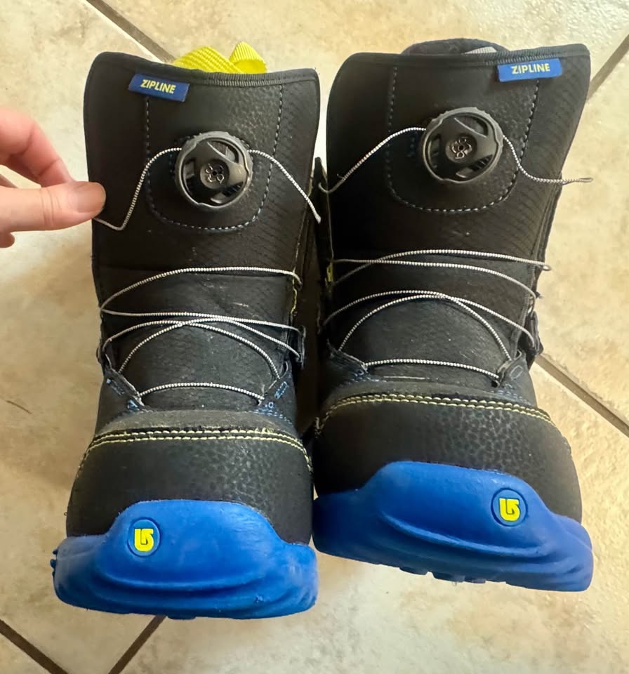 Excellent condition Burton snowboard boots size US4 BOA system - photo 2