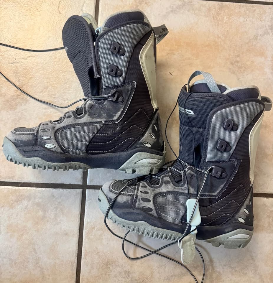 Salomon Snowboard Boots - Women's US 7 - Good Condition - photo 4
