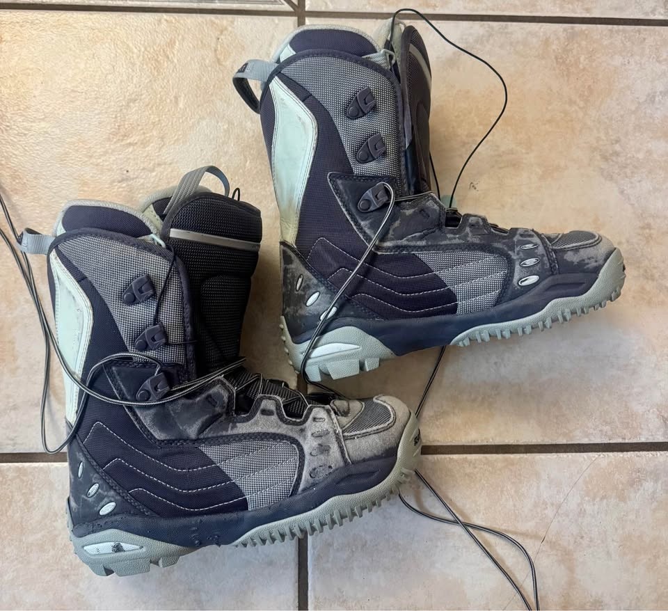 Salomon Snowboard Boots - Women's US 7 - Good Condition - photo 5