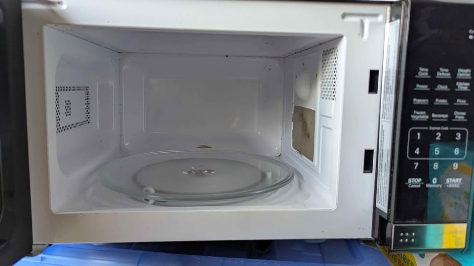 Storage Clear out | Used Mint Condition 0.7 cu-ft Microwave - photo 2