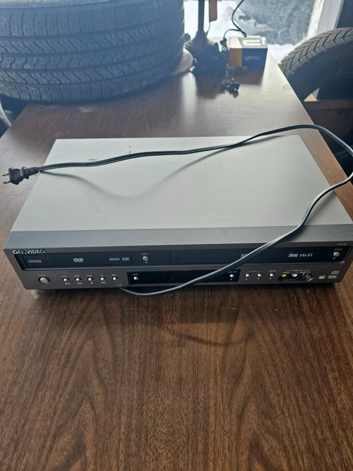 GoVideo DV2130 DVD / VHS Combo Player – 4 Head Hi-Fi