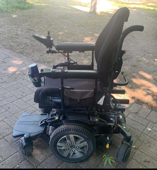 Quantum Edge 2.0 Wheelchair. BEST OFFER TAKES IT.