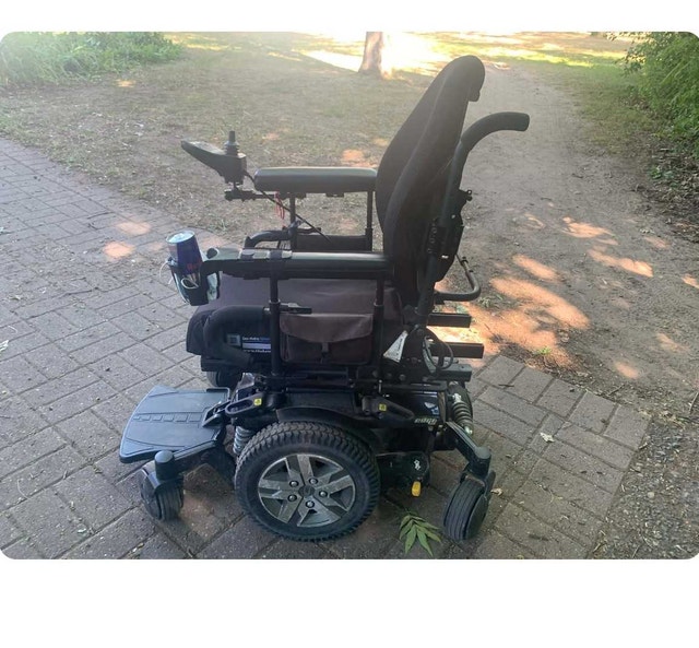 Quantum Edge 2.0 Wheelchair. BEST OFFER TAKES IT. - photo 2