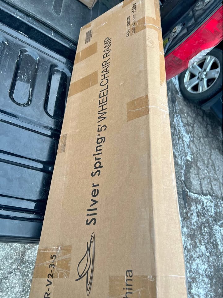 Silver Spring Single-Fold Wheelchair Ramp, 600 lb. Capacity 5 Fe
