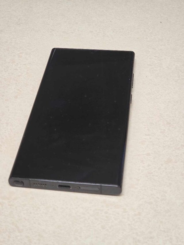 Galaxy S23 Ultra 512GB Black w/ 3 Cases