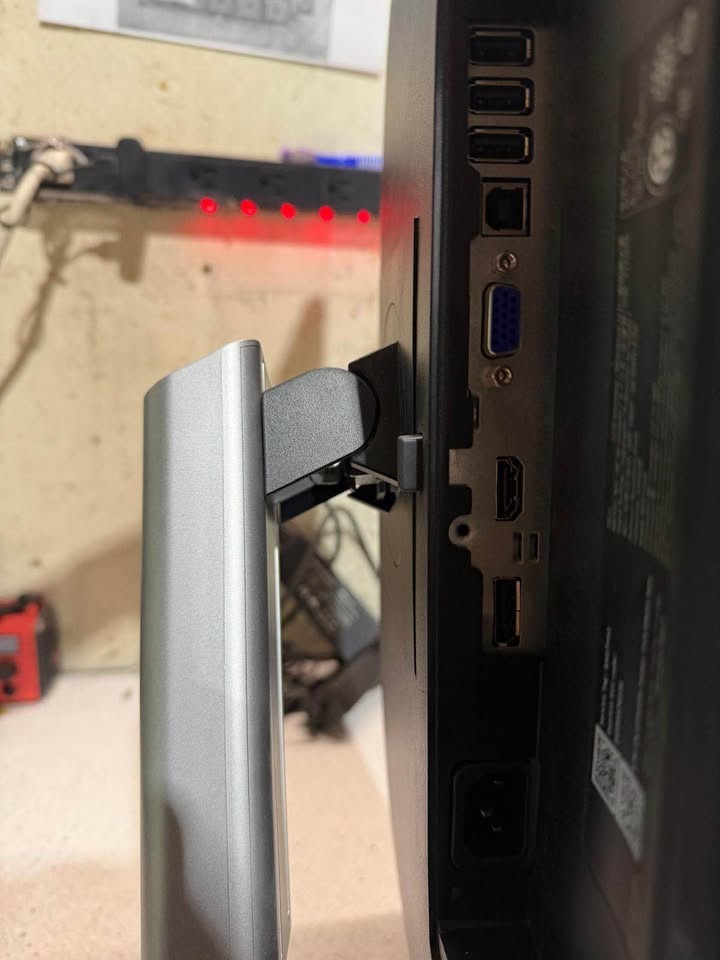 24inch Dell LCD MONITOR - HDMI (LIKE NEW) - photo 2