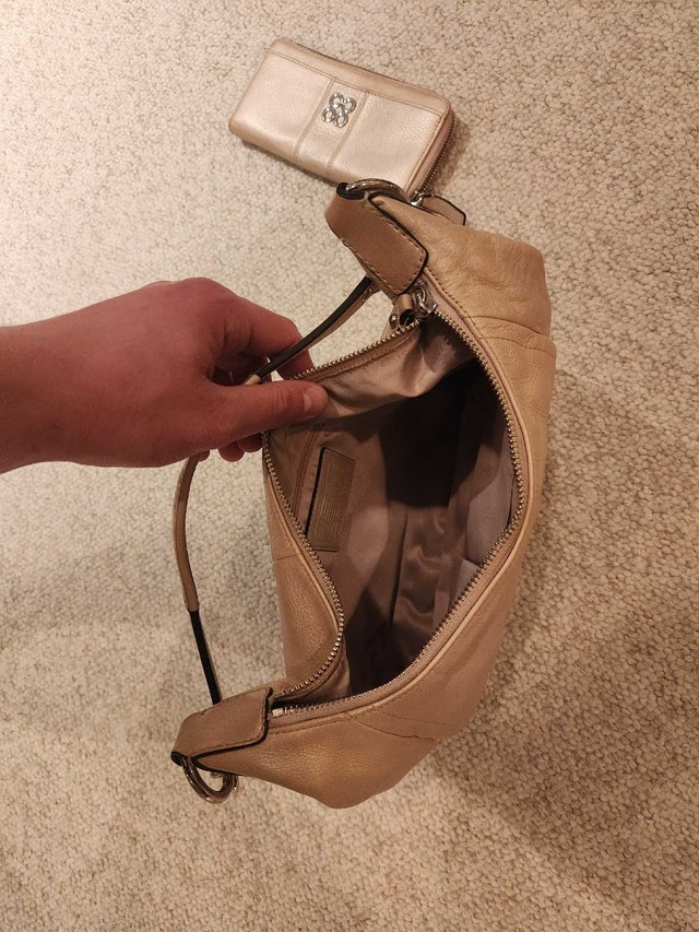 Vintage Coach Shoulder Bag + Zip Around Wallet - photo 4