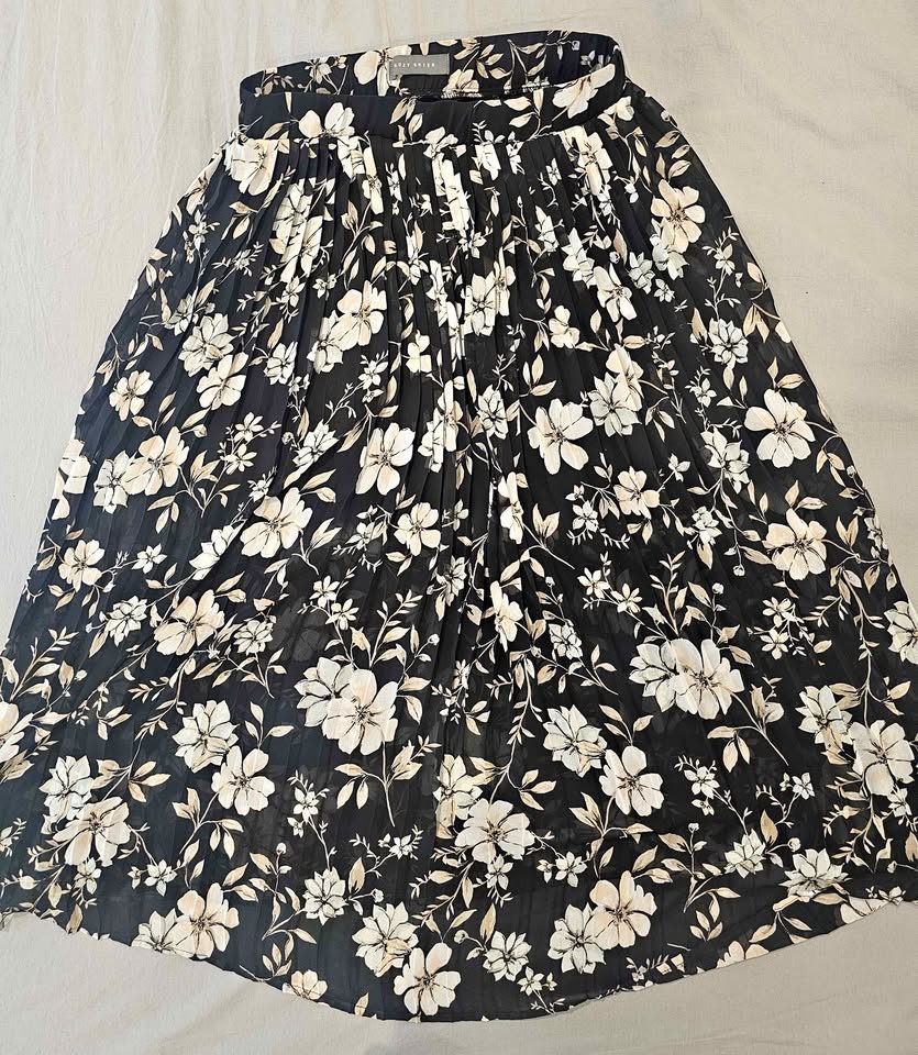 Suzy Shier Black Floral Pleated Skirt, Size M