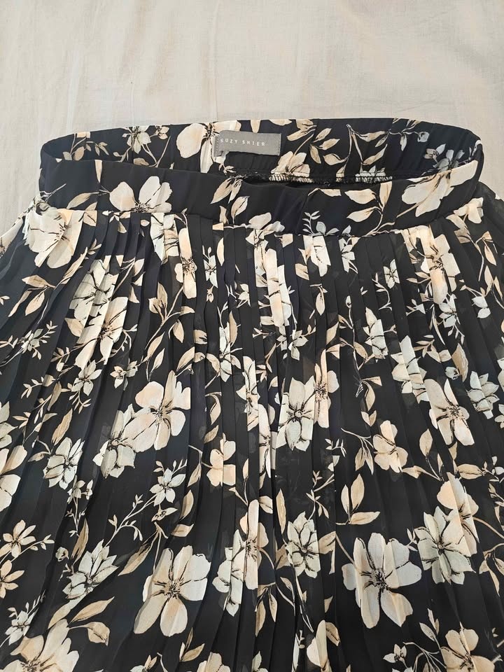 Suzy Shier Black Floral Pleated Skirt, Size M - photo 2