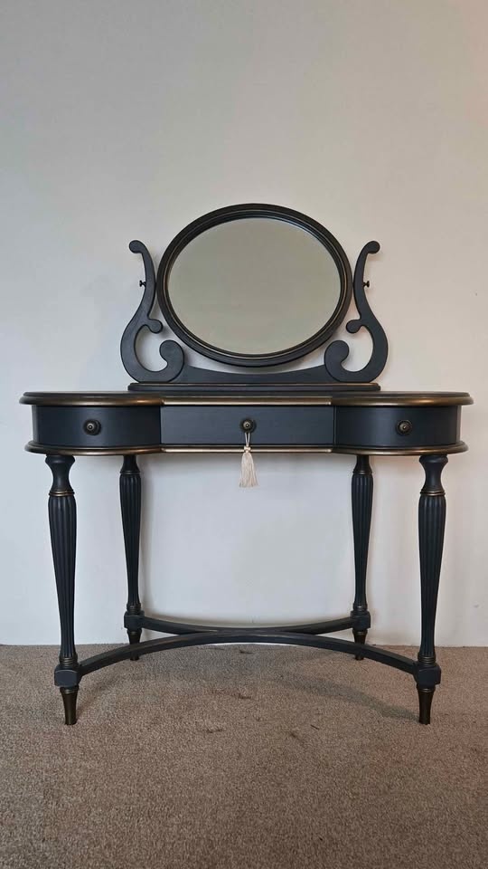 Vanity. Newly Refinished. - photo 2