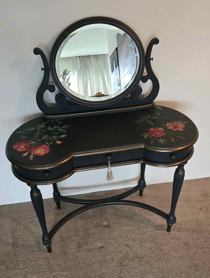 Vanity. Newly Refinished. - photo 3