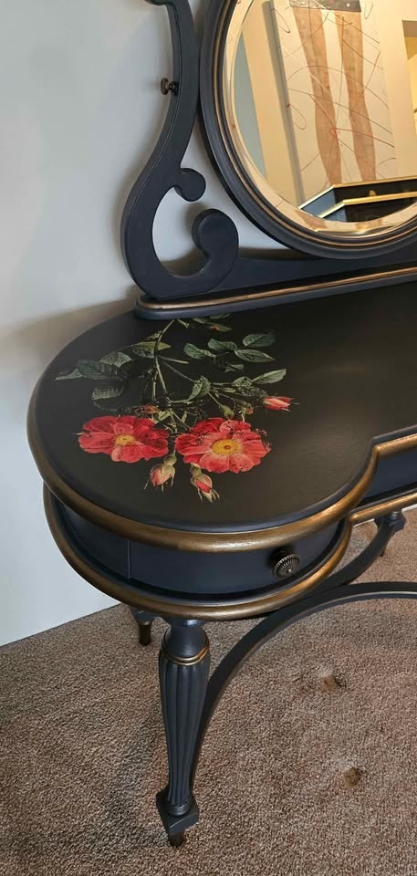 Vanity. Newly Refinished. - photo 4