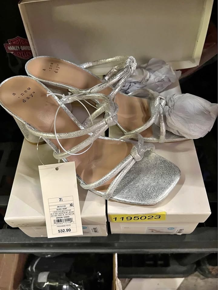 Ladies Shoes Size 7.5 Romy Heels Sandals - $10