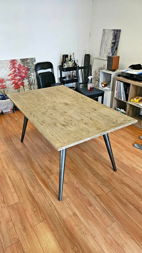 Dining Table Seats 4-6 / Table à manger 4 à 6 places