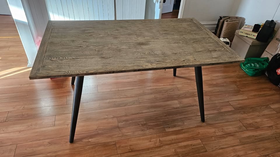 Dining Table Seats 4-6 / Table à manger 4 à 6 places - photo 2