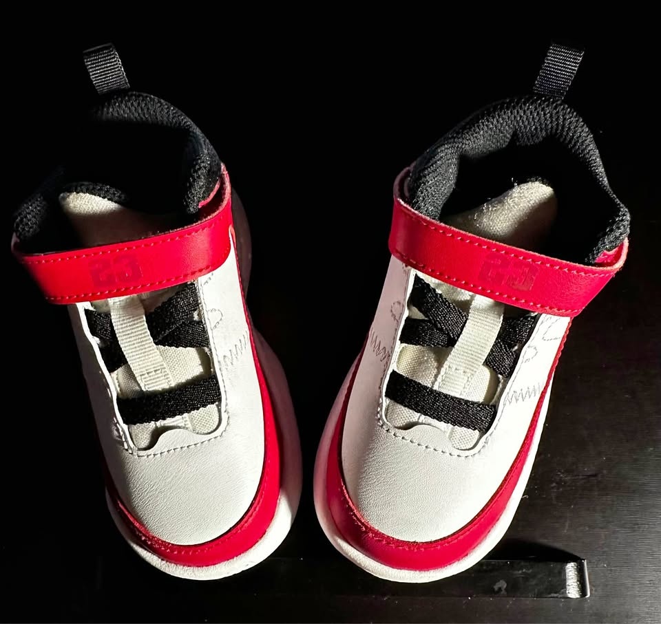 BNIB JORDAN MAX AURA 3 SIZE 8 TODDLER