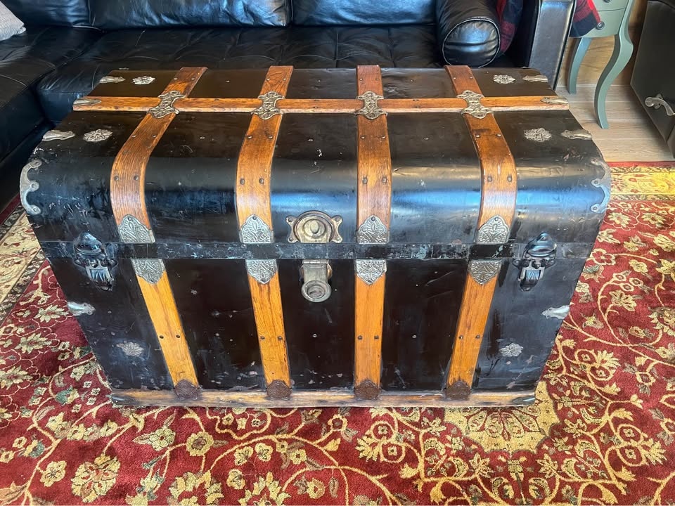 Antique Victorian Steamer Trunk / Coffee Table – c. 1885–1895 - photo 2