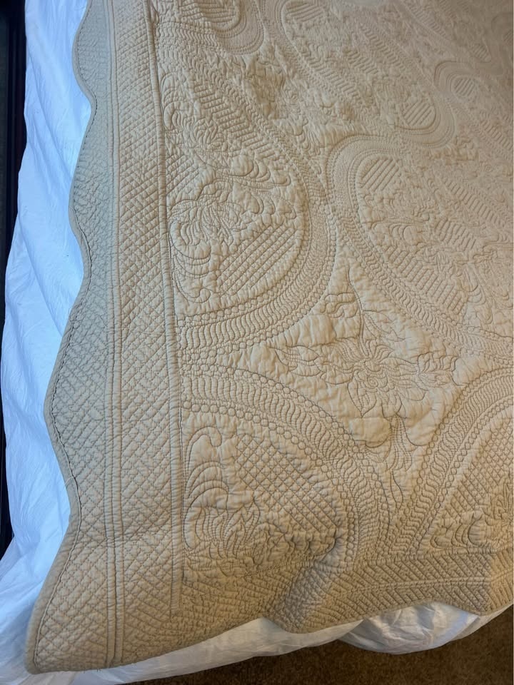 Queen Beige Scalloped Coverlet Set - Like New - 100% Cotton - photo 2
