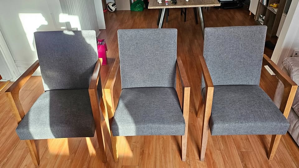 3 Grey Dining Chairs / 3 chaises de salle à manger Gris