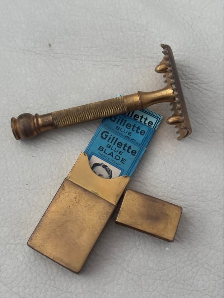 Antique Gillette Razor Set With Embossed Case & Accessories - photo 3