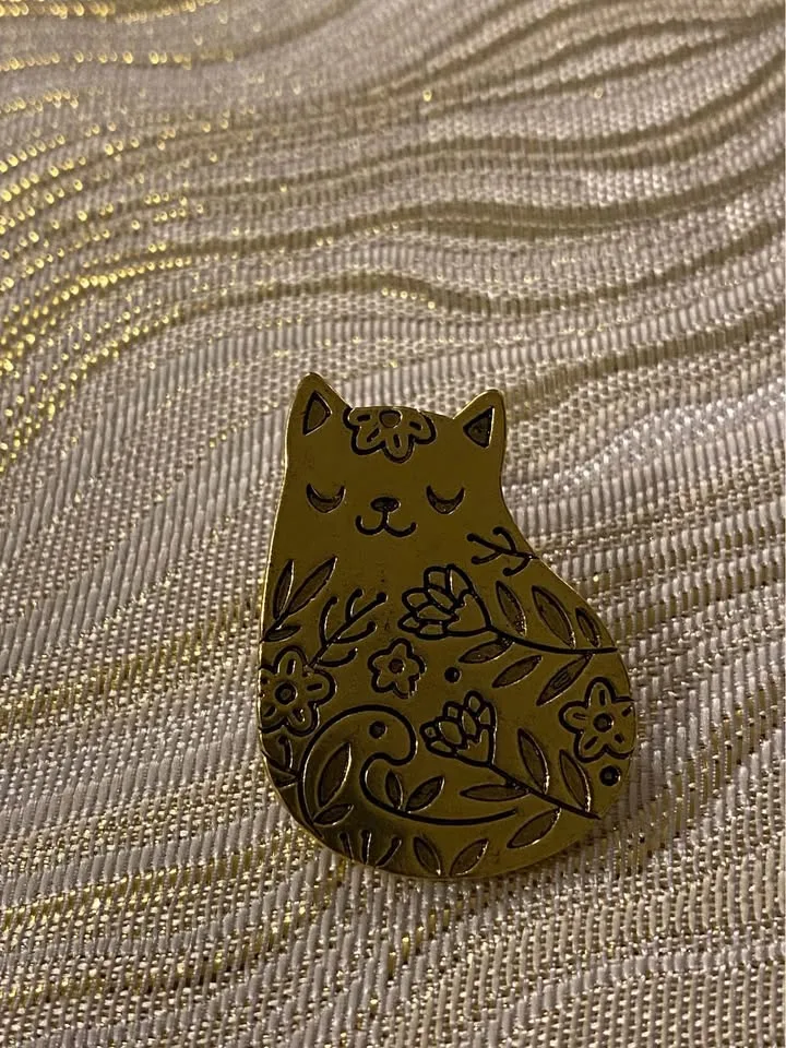 Retro Engraved Floral Chubby Cat Brooch Pin image indicator(5)