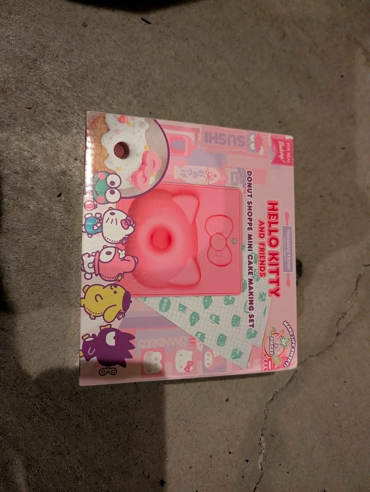 Hello Kitty And Friends® Donut Shoppe Mini Cake Making Set