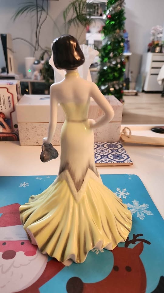 Coalport Figurine - Sentiments Prom Night - photo 2