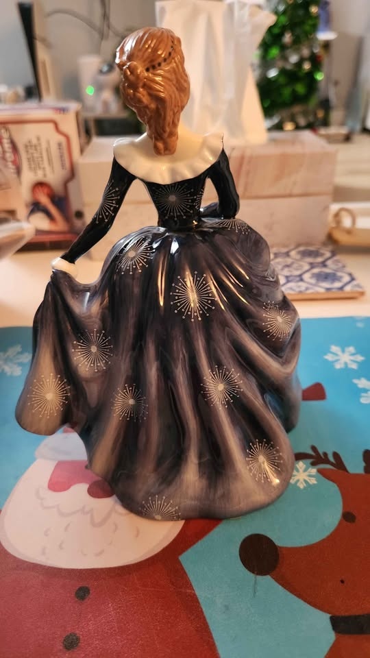 Royal Doulton Figurine - Pretty Ladies "Fragrance" - photo 2