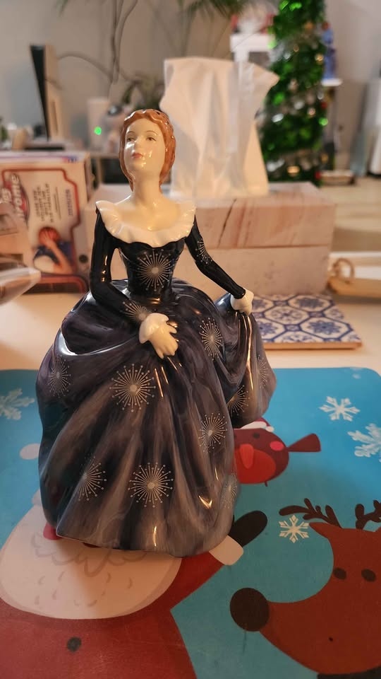 Royal Doulton Figurine - Pretty Ladies "Fragrance" - photo 3