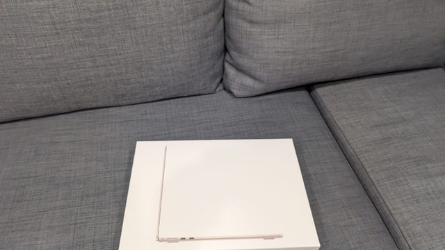 MacBook Air 13 (2025) - NEW IN THE BOX