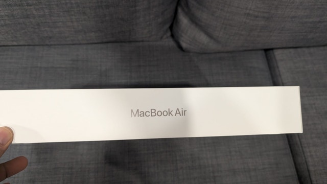 MacBook Air 13 (2025) - NEW IN THE BOX - photo 2