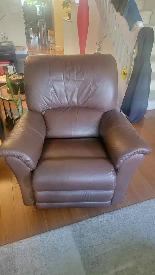 BIG BEAUTIFUL Chocolate Brown Leather LaZBoy Recliner thumbnail