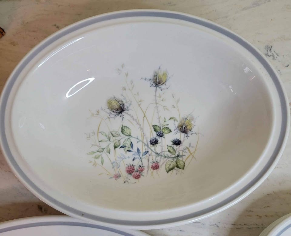Vintage Royal Albert Wild Briar Plates, Serving Platter, & Oval - photo 5