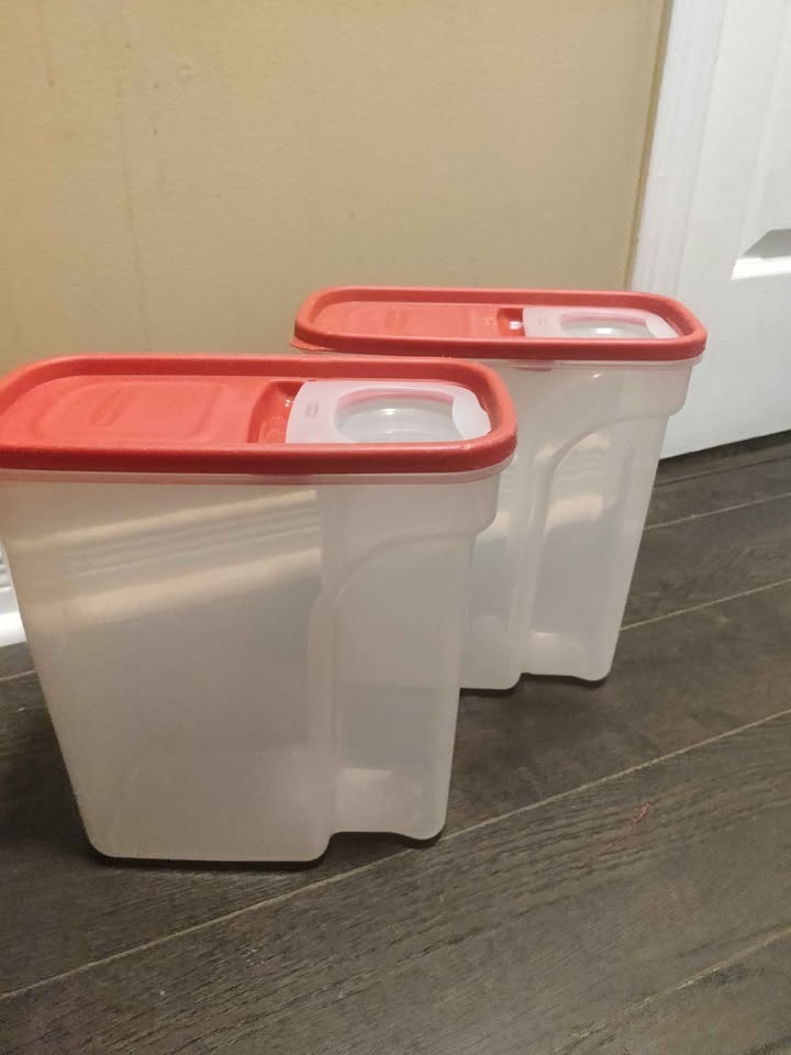 Used Rubbermaid 4L Storage Containers (Good Condition) - photo 2