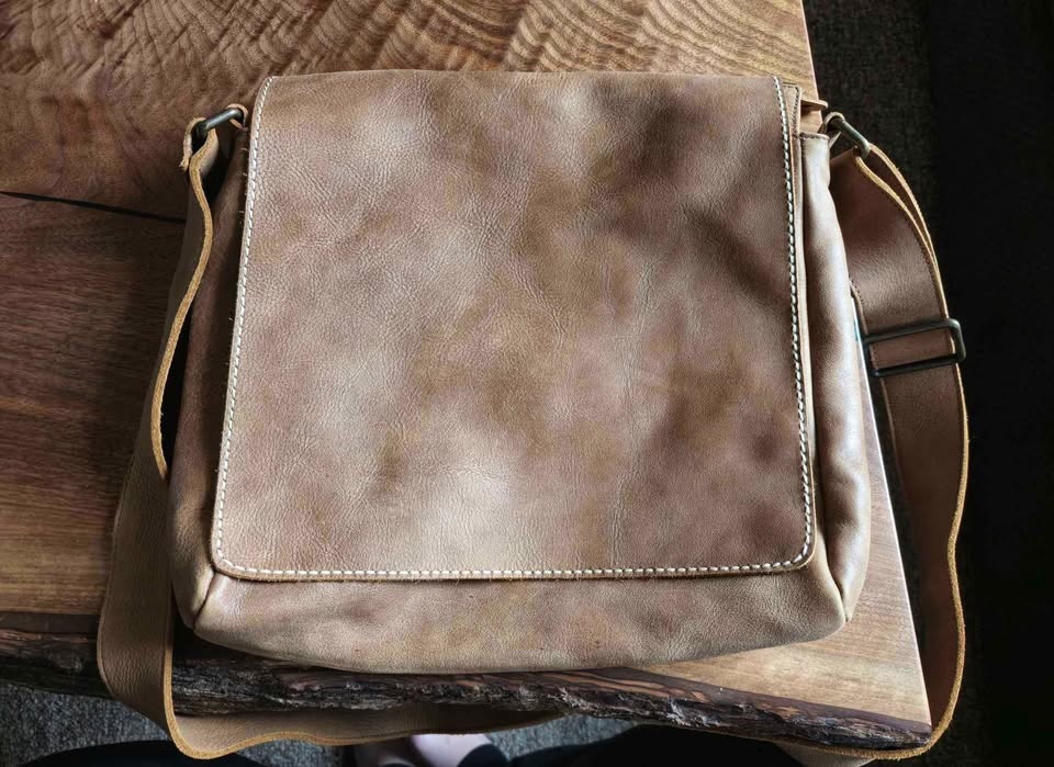 Roots Excellent Condition Leather Messenger Bag - photo 2