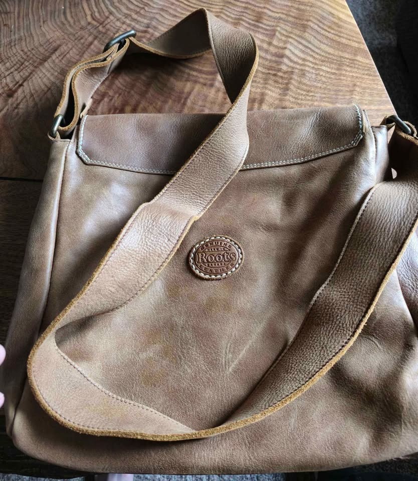 Roots Excellent Condition Leather Messenger Bag - photo 3