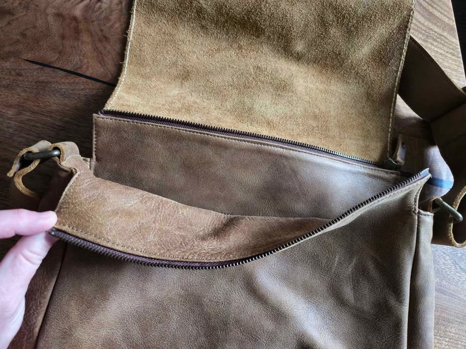 Roots Excellent Condition Leather Messenger Bag - photo 4